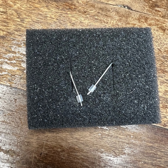 Avon 2001 : white iridescent Angel earrings - Picture 5 of 15